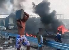 Imagem de Grupo queima objetos e fecha dois sentidos da CIA-Aeroporto durante protesto