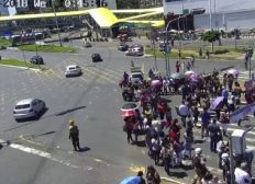 Imagem de Manifestação trava trânsito na região do Shopping da Bahia, mas tráfego é liberado