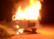 Imagem de Quatro pessoas são atropeladas; como forma de protesto veículo é incendiado