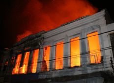 Imagem de Incêndio atinge casarão na Baixa dos Sapateiros, em Salvador