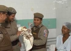 Imagem de Mulher dá à luz no banheiro da própria casa com ajuda de policial militar