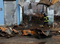 Imagem de Corpo de Bombeiros encontra corpo de vítima de  incêndio nos  casarões na Baixa dos Sapateiros