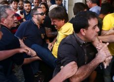 Imagem de Bolsonaro leva facada durante ato de campanha em Juiz Fora