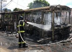 Imagem de Homens armados rendem motorista e cobrador e tocam fogo em ônibus em Salvador