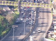 Imagem de Tiroteio na Cidade de Deus assusta motoristas, e carros voltam na contramão na Linha Amarela