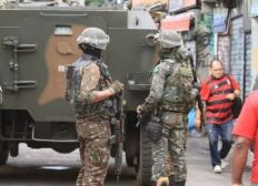 Imagem de Forças Armadas fazem operação na comunidade do Jacarezinho, no Rio
