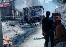 Imagem de Seis dias após ônibus ser incendiado, coletivos voltam a circular em rua no Jardim das Margaridas