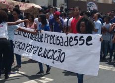 Imagem de Estudantes protestam contra fechamento do Colégio Estadual Luís Viana