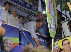 Imagem de Mulher com faca tenta invadir palco em evento com Alckmin no Centro de Salvador