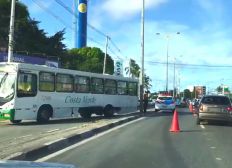 Imagem de Batida entre carro e ônibus deixa trânsito lento na Estrada do Coco