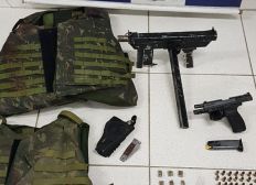 Imagem de Submetralhadora, pistola e coletes balísticos são apreendidos em Porto Seguro