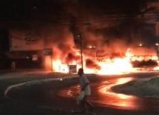 Imagem de Ônibus coletivos são incendiados na avenida Sete Portas, em frente ao  bairro do Pela Porco 