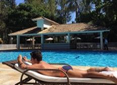 Imagem de Thammy Miranda posta foto na beira da piscina e arranca suspiros dos fãs