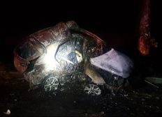 Imagem de Homem morre após carro que ele dirigia bater em árvore e pegar fogo no sul da Bahia