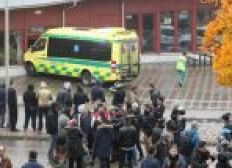 Imagem de Homem mascarado armado com espada mata um e fere quatro em escola na Suécia