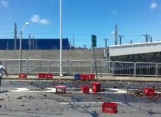 Imagem de Carga de cerveja cai de carreta e garrafas quebradas na pista deixam trânsito lento na Estação Pirajá