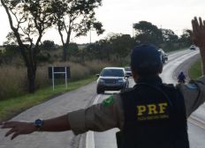 Imagem de PRF prende três homens com R$ 13 mil, suspeitos de crimes eleitorais