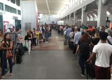 Imagem de Após queda de energia no aeroporto de Salvador, voos atrasam e passageiros enfrentam grandes filas