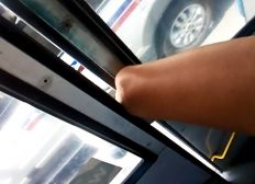 Imagem de Motorista de ônibus de Salvador que prendeu perna de passageira é afastado