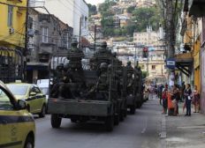 Imagem de 1,3 mil militares e PMs fazem operação no Complexo de São Carlos, no Rio