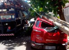 Imagem de Caminhão arrasta fio e derruba poste em cima de carro na Pituba