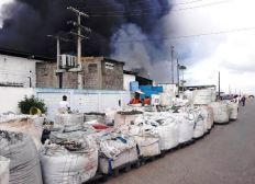 Imagem de Cinquenta bombeiros combatem incêndio desde a madrugada no Centro Industrial do Subaé