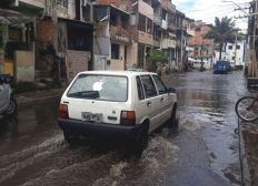 Imagem de Moradores dos bairros da Calçada e Uruguai, na Cidade Baixa, ficam 'ilhados' após chuva em Salvador