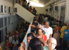 Imagem de Pacientes lotam multicentro de saúde em Salvador para marcação de consultas