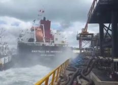 Imagem de Navio com carga de produtos químicos colide em píer ao atracar no Porto de Aratu