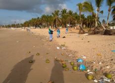 Imagem de Após feriadão, praia de Piatã fica cheia de lixo deixado pelos banhistas