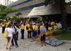 Imagem de Funcionários dos Correios realizam manifestação na agência da Pituba