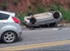 Imagem de Taxista para em rodovia para ajudar vítimas de capotamento e tem veículo roubado pelo grupo na Bahia