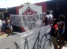 Imagem de Torcedores do Vitória fazem protesto e pedem a saída de Ricardo David