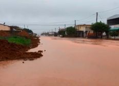 Imagem de Ruas ficam alagadas e entulho é arrastado pela chuva no oeste da Bahia