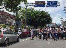 Imagem de Pais, professores e estudantes protestam contra possível fechamento de escola na Avenida Vasco da Gama