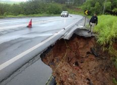 Imagem de Acostamento de rodovia do sul da Bahia desaba por conta das chuvas e parte da via é interditada