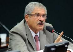 Imagem de Rocha é criticado por torcida após presentear Bolsonaro com camisa do Vitória