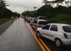 Imagem de Moradores de Matarandiba realizam protesto e bloqueiam BA-001 por duas horas