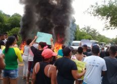 Imagem de Protesto de moradores de Matarandiba bloqueia a BA-001