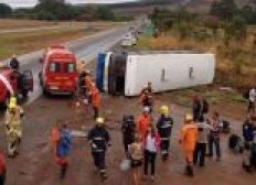 Imagem de Ônibus que saiu da Bahia tomba e deixa 10 feridos
