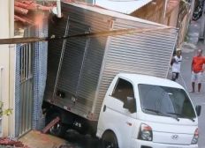 Imagem de Motorista perde controle de caminhão e atinge escola no São Gonçalo