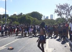 Imagem de Populares realizam protesto em frente ao Detran-BA