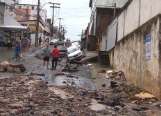 Imagem de Moradores de rua onde 8 carros caíram em vala aberta por chuva ficam sem água por causa de obra; lama invadiu imóveis