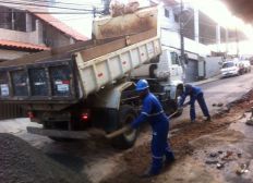 Imagem de Rua onde oito carros caíram em vala aberta por chuva segue interditada em Salvador