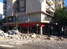 Imagem de Explosão em apartamento lança escombros e fere pedestres no RS