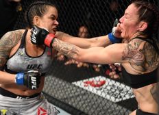 Imagem de Aos 51 segundos, lutadora baiana detona Cris Cyborg e fica com dois cinturões do UFC