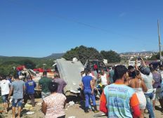 Imagem de Grave batida entre carreta e micro-ônibus deixa mortos e feridos na Bahia