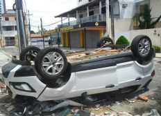 Imagem de Manobrista confunde pedais de carro, derruba parede de estacionamento e veículo cai de altura de 10 metros na BA