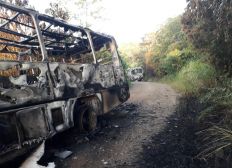 Imagem de Dois ônibus são incendiados na zona rural de Ilhéus