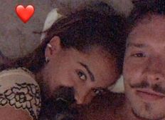 Imagem de Anitta posa na cama com o novo namorado, Ronan Carvalho